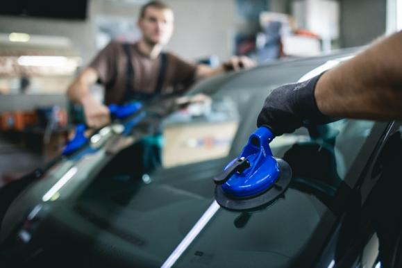 découvrez les causes et les conséquences du remplacement excessif de pare-brise, ainsi que des conseils pour éviter des interventions inutiles sur votre véhicule.