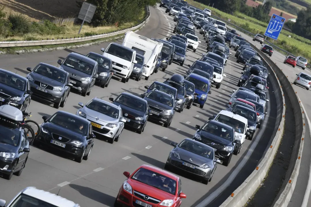 découvrez tout sur les plaques roses sur les routes en 2026 : nouvelles réglementations, conditions d'utilisation et conseils pour les conducteurs.