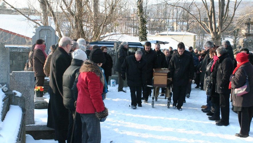 nicolas mir à lavelanet rend hommage aux défunts lors d'une cérémonie commémorative empreinte de respect et de souvenir.